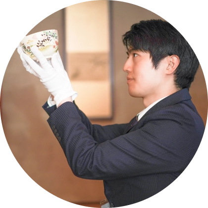 男性査定士が骨董品を査定する様子